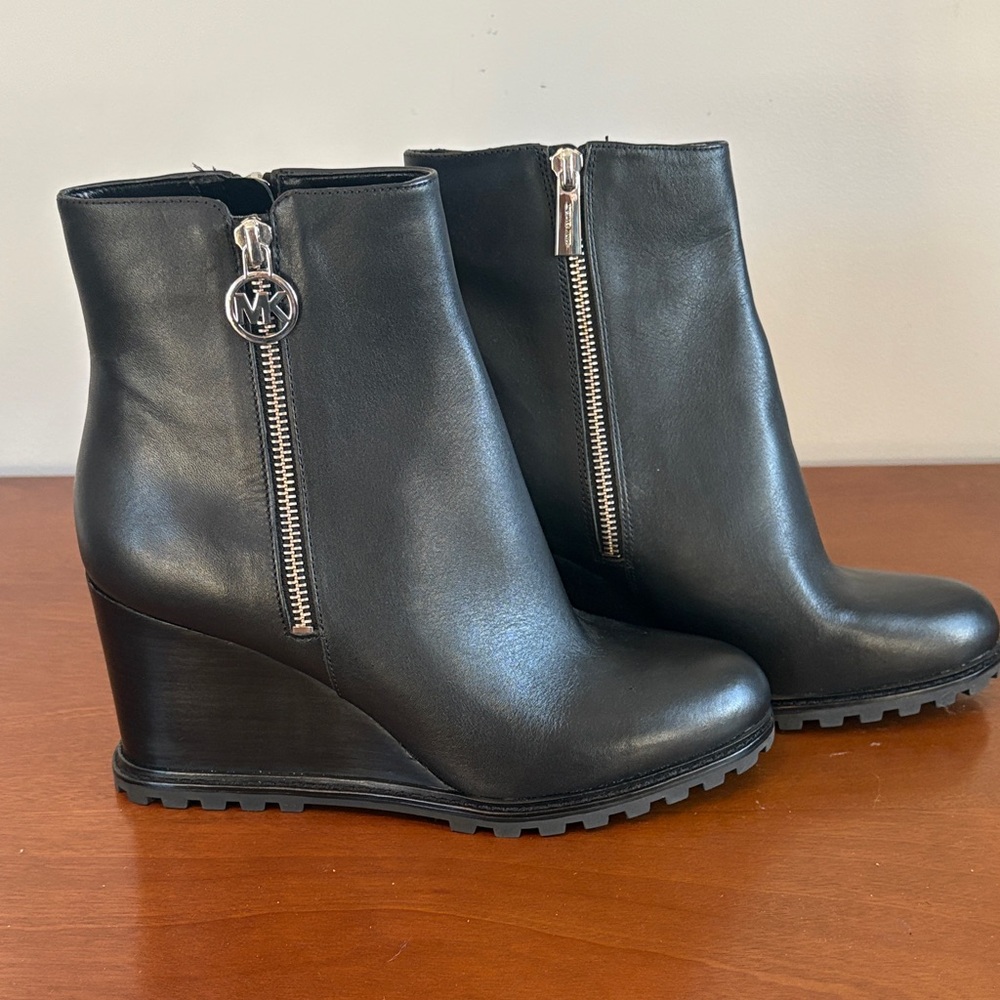 NWOT Michael Kors Evelyn Wedge Bootie Black Size 9